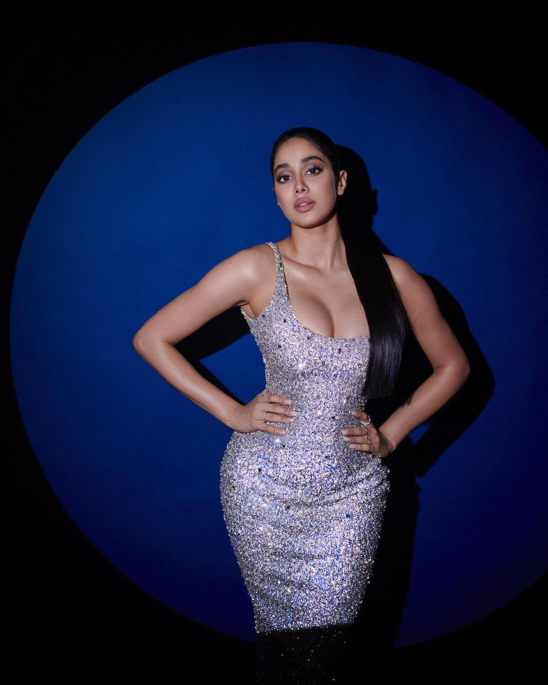 Janhvi Kapoor flaunts her curves in the silver sequinned dress
