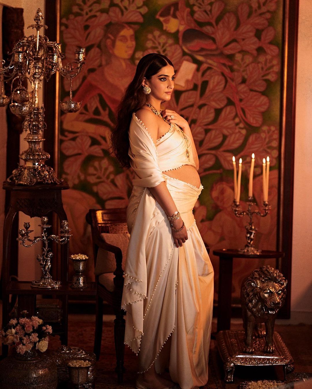 Sonam Kapoor looks rop-dead gorgeous displaying her baby bump