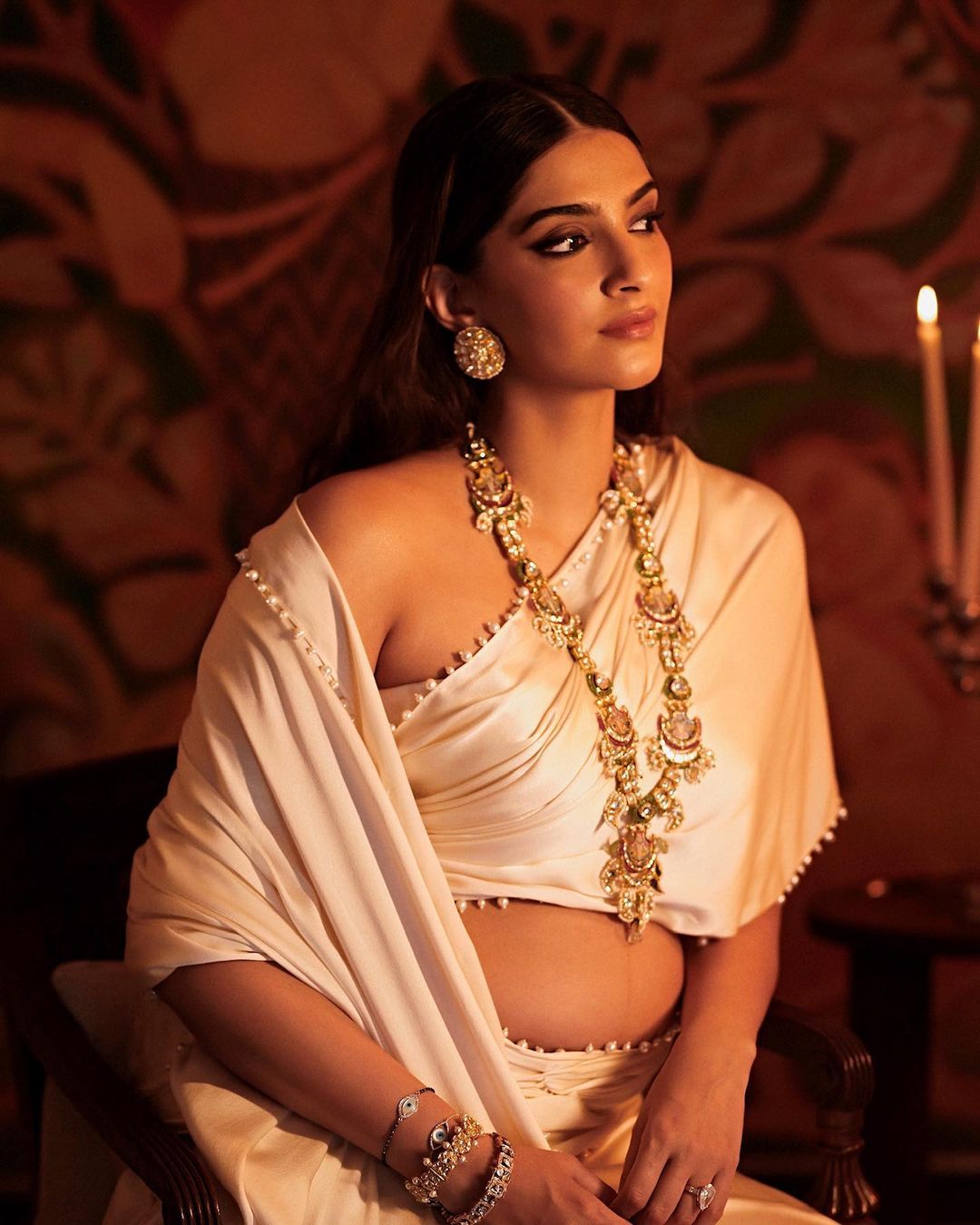 Sonam Kapoor pairs the Abu Jani-Sandeep Khosla saree with Sunita Kapoor jewellery