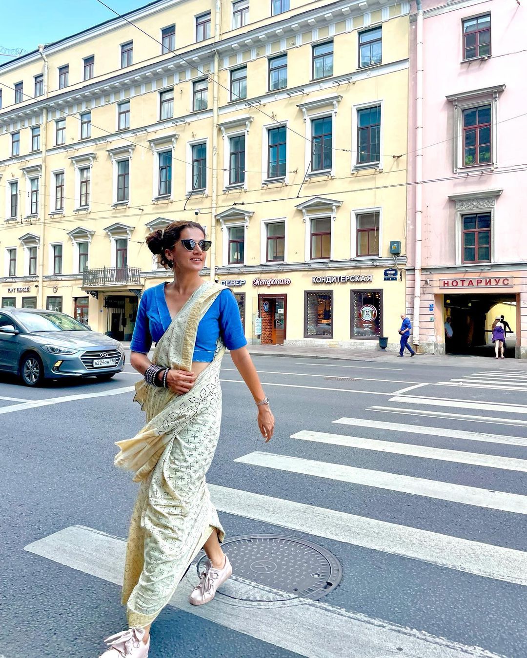 Taapsee Pannu being touristy in a cotton saree
