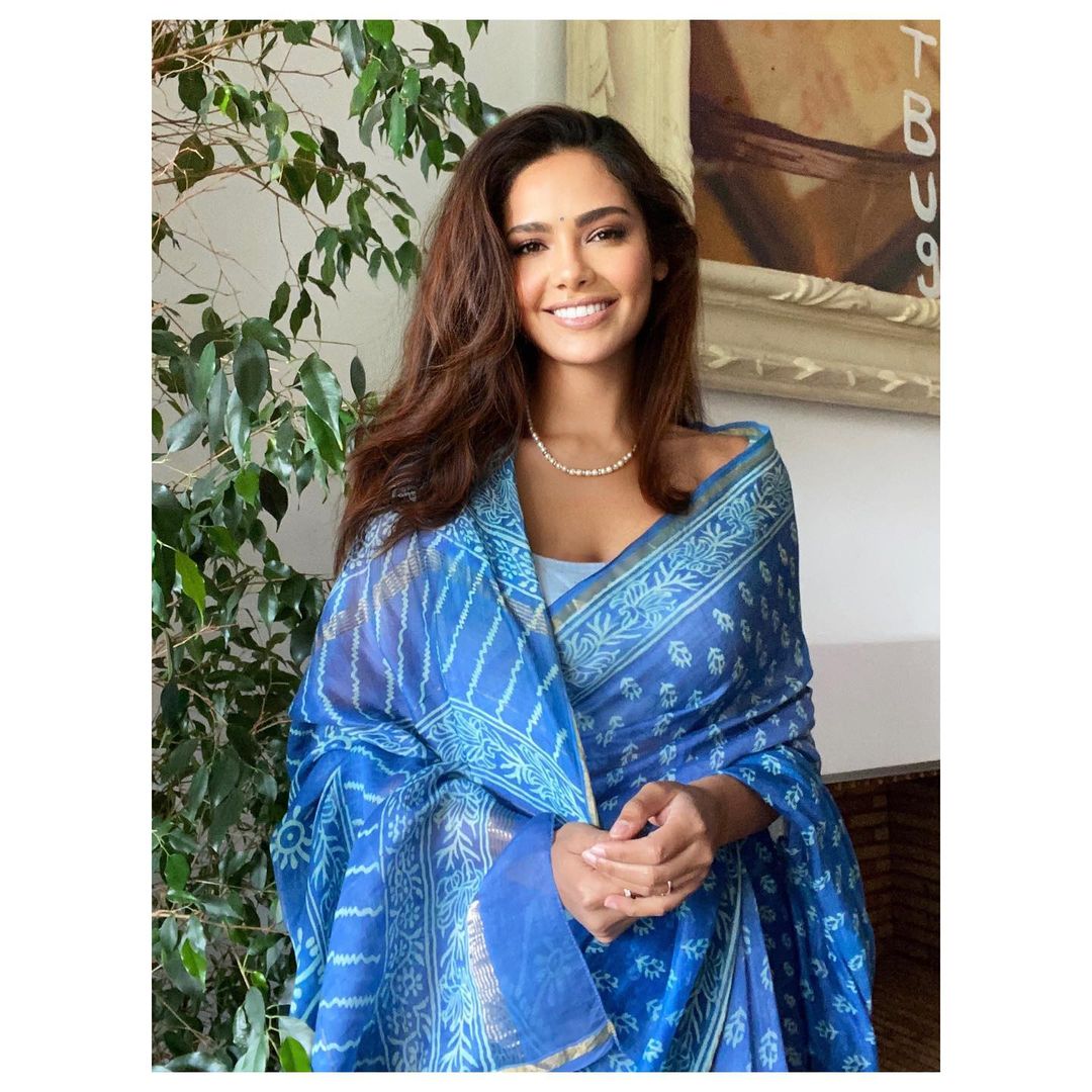 Esha Gupta looks beautiful in the blue cotton saree