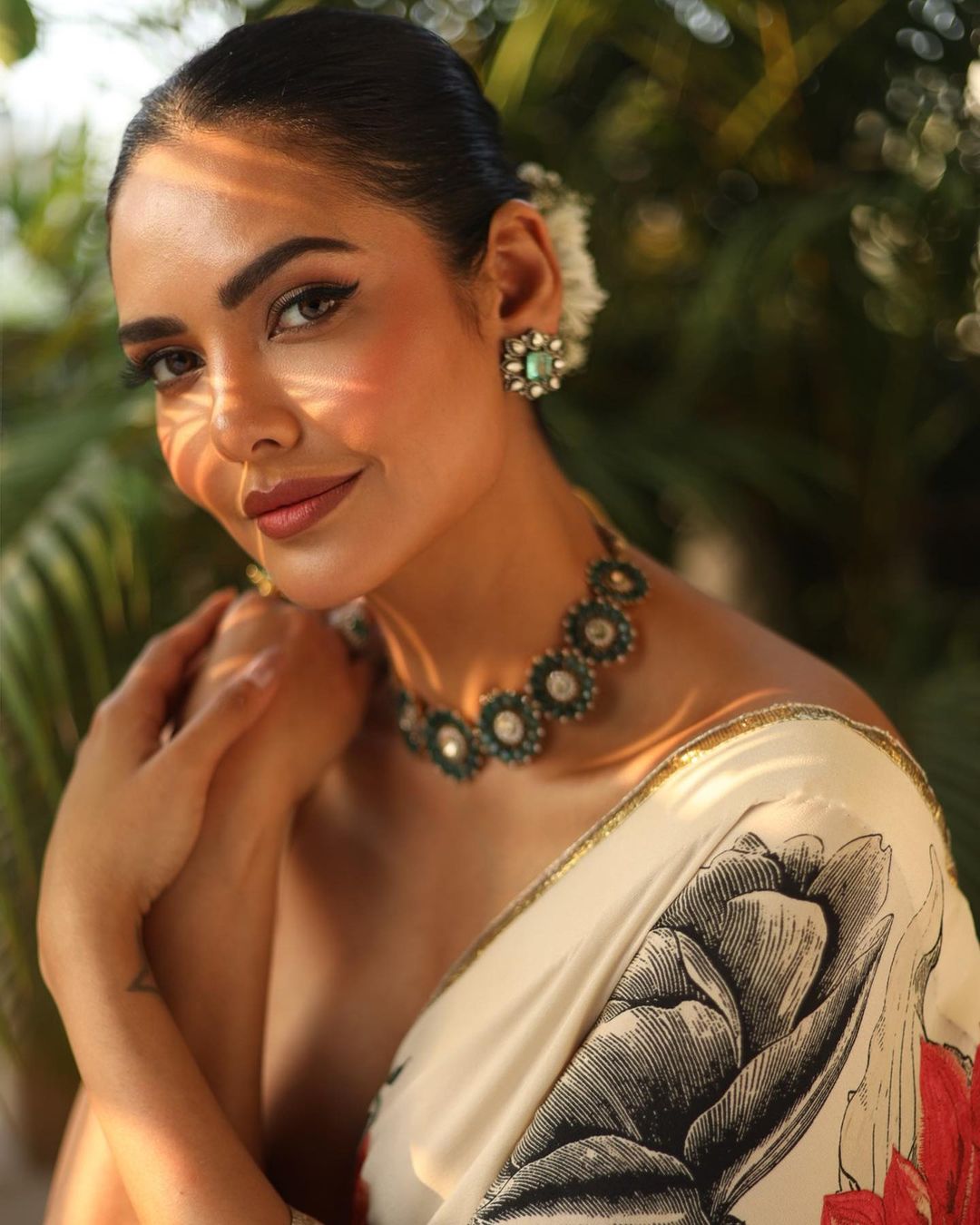 Esha Gupta looks drop-dead gorgeous in the close-up shot