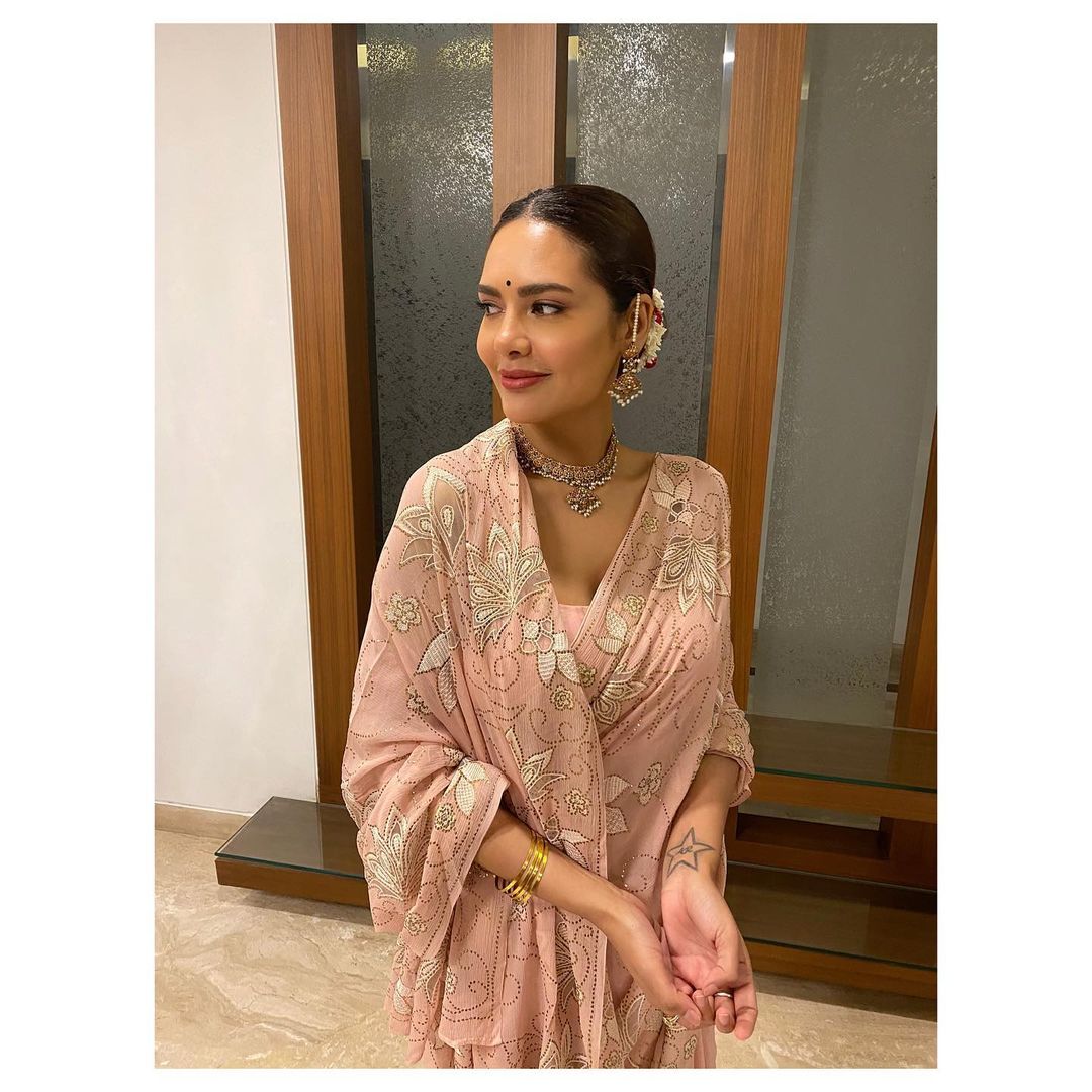 Esha Gupta looks flawless in the pink printed saree