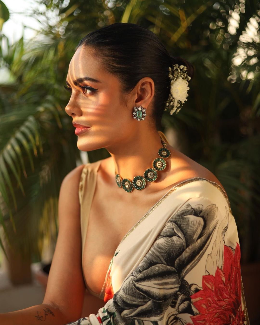 Esha Gupta looks glorious by pairing the saree with a bold blouse