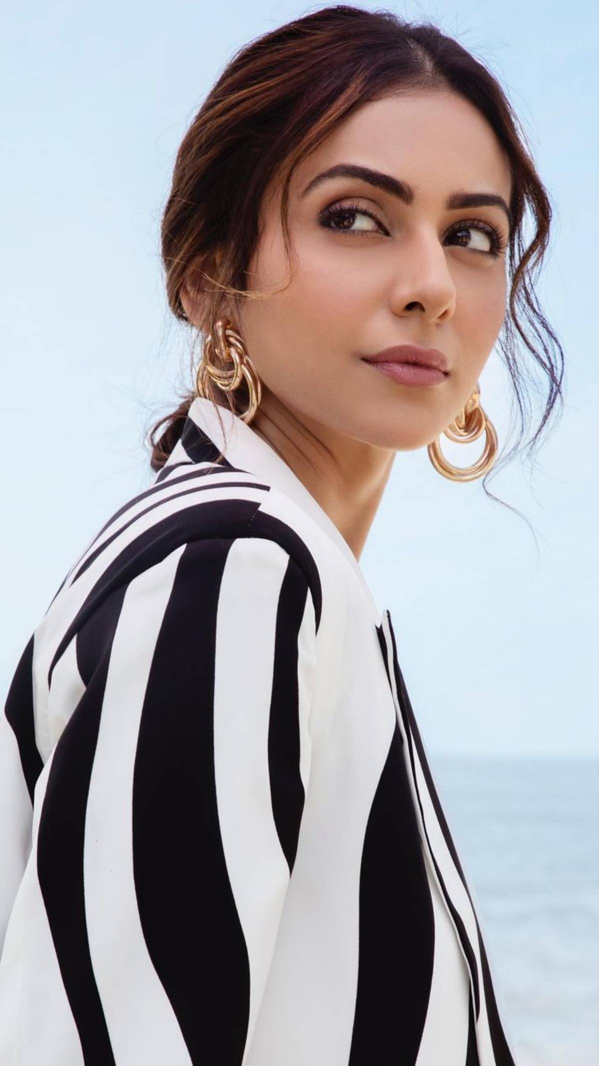 Rakul Preet Singh accessorises her look with a pair of golden earrings
