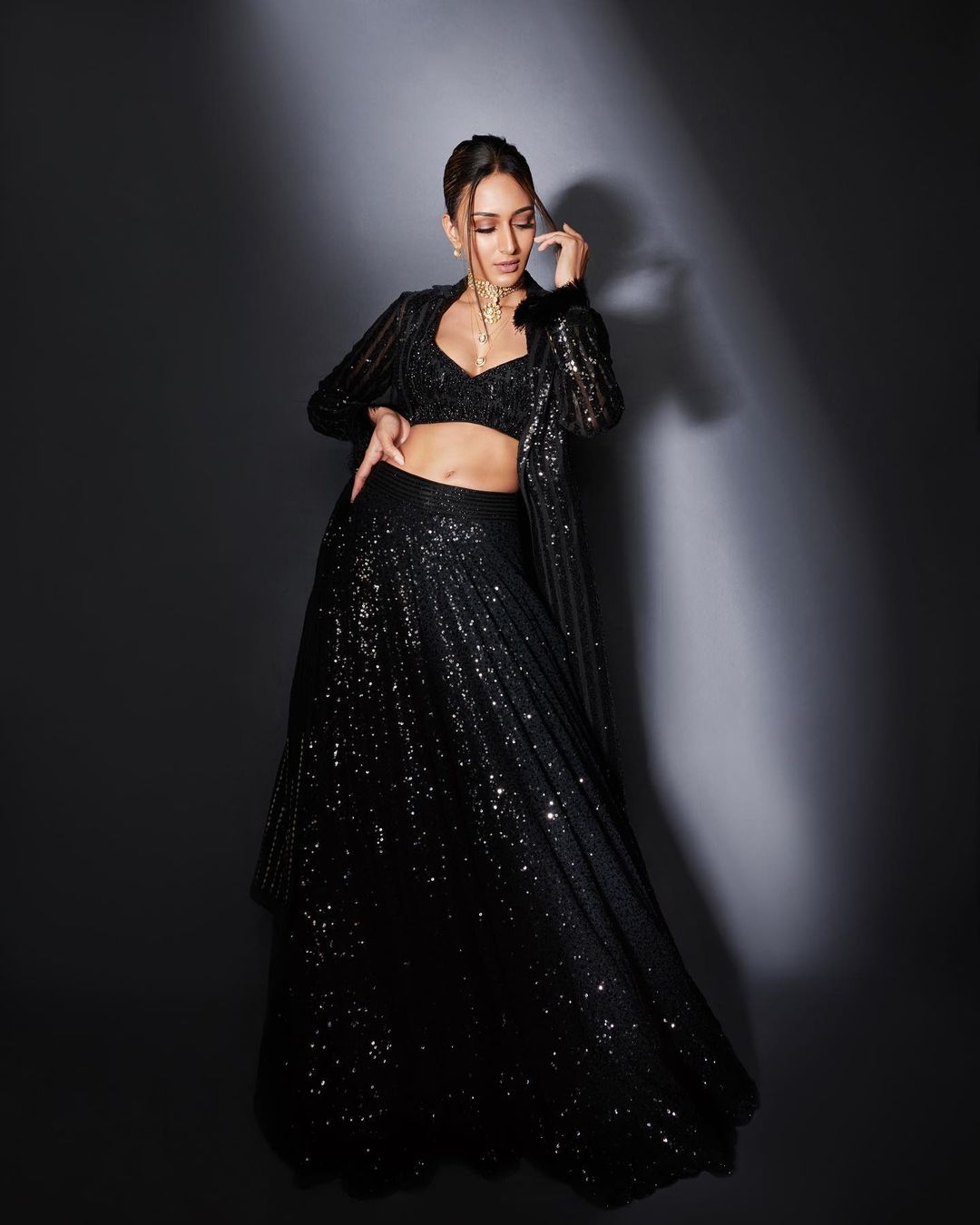 Erica Fernandes looks sexy in the black shimmery lehenga