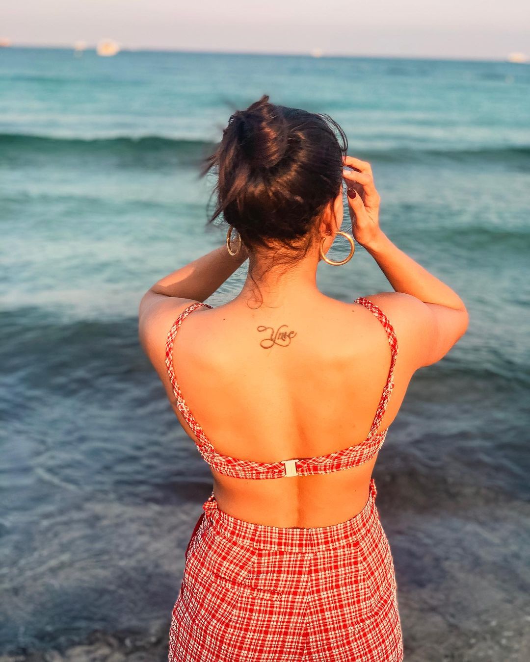 Samantha flaunts her back tattoo