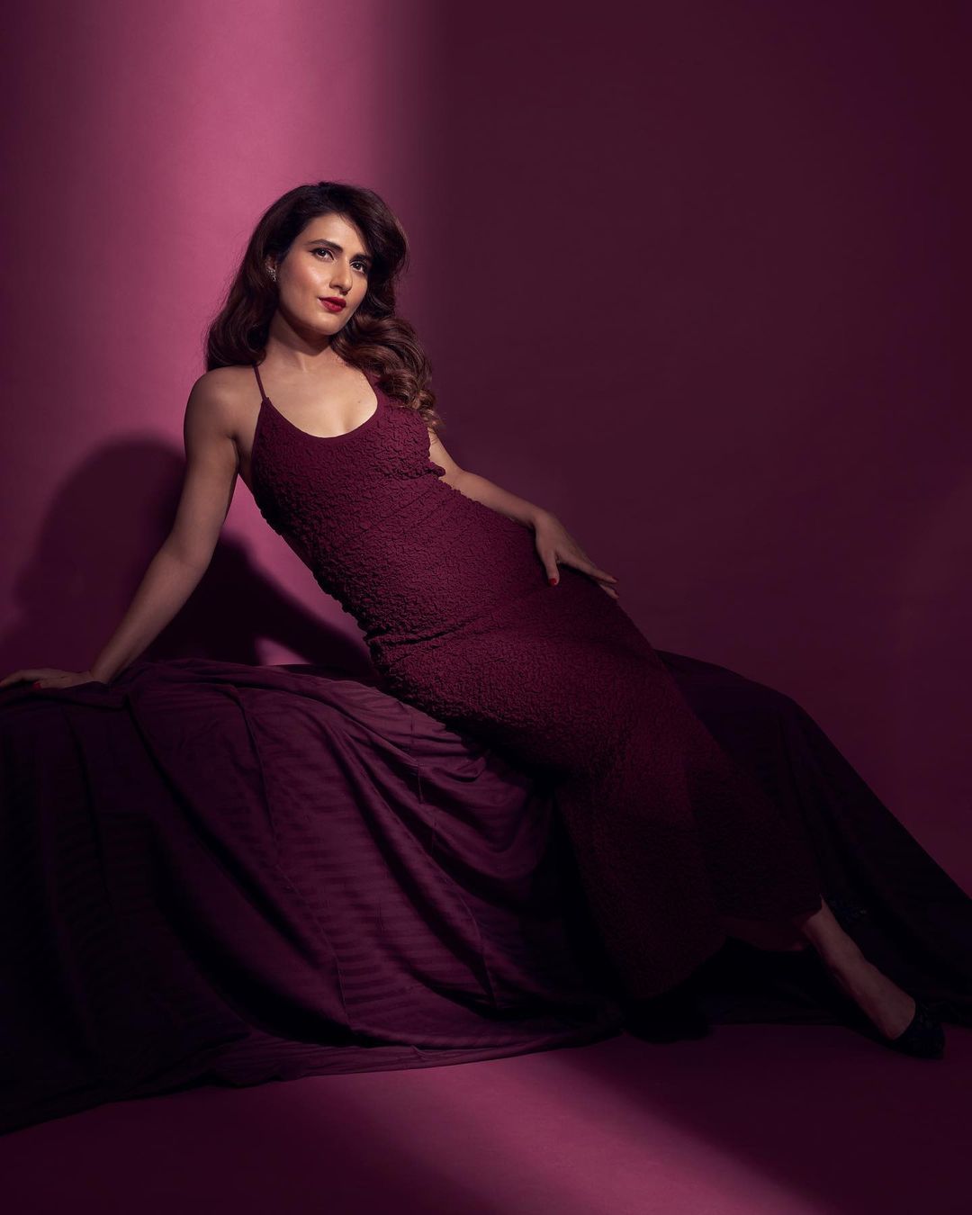 Fatima Sana Shaikh flaunts her sexy figure in a wine-coloured bodycon dress