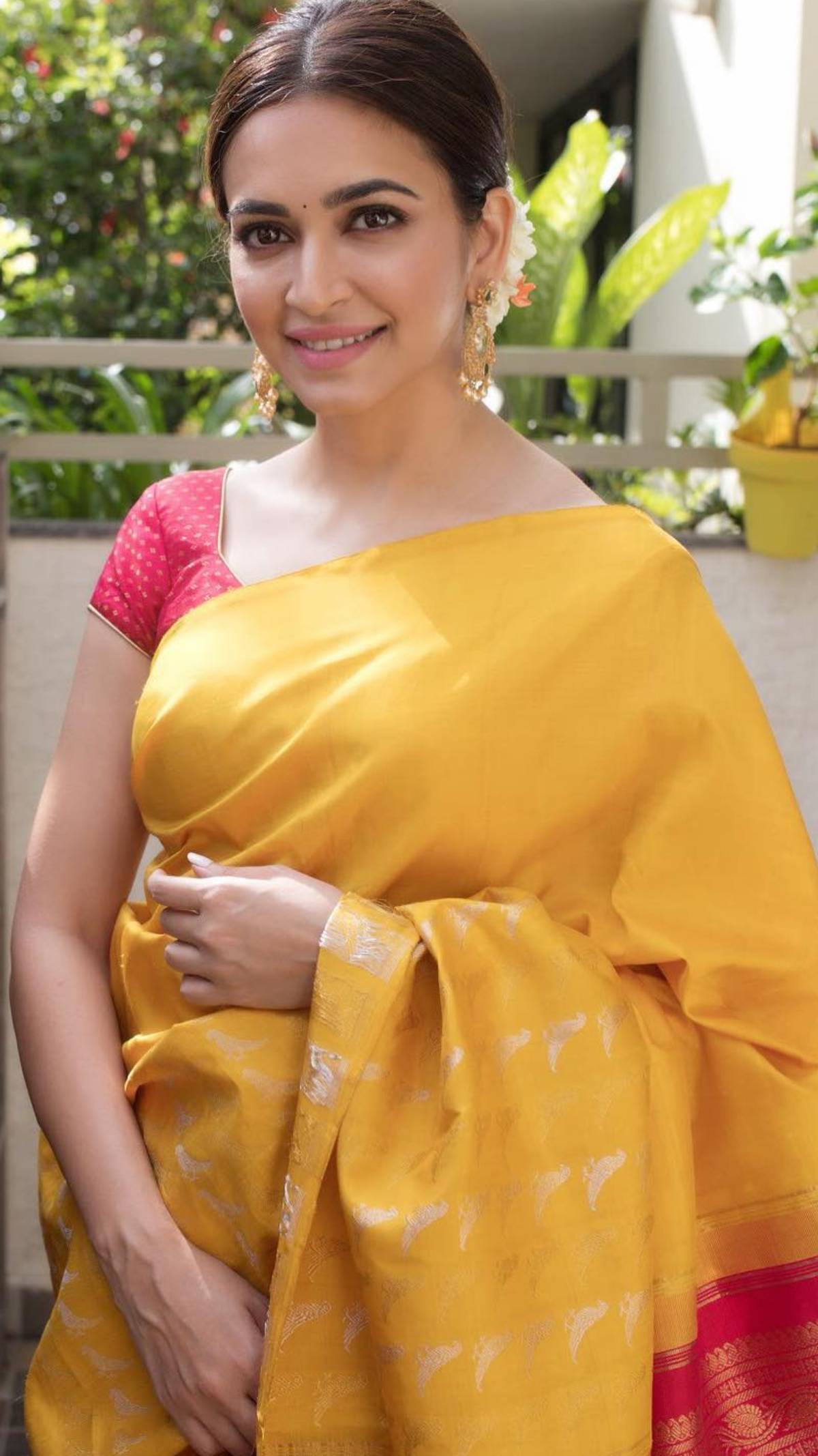 Kriti Kharbanda looks beautiful in the yellow traditional silk saree