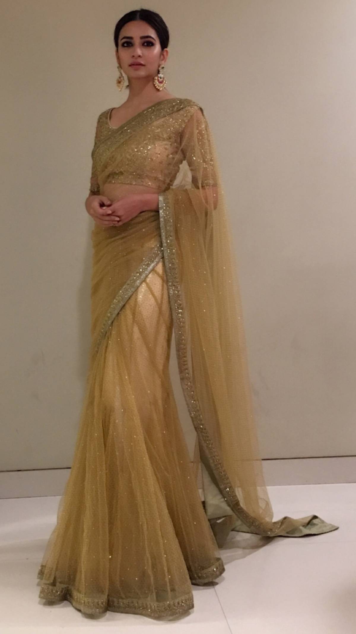 Kriti Kharbanda looks glamorous in the mustard yellow tulle saree