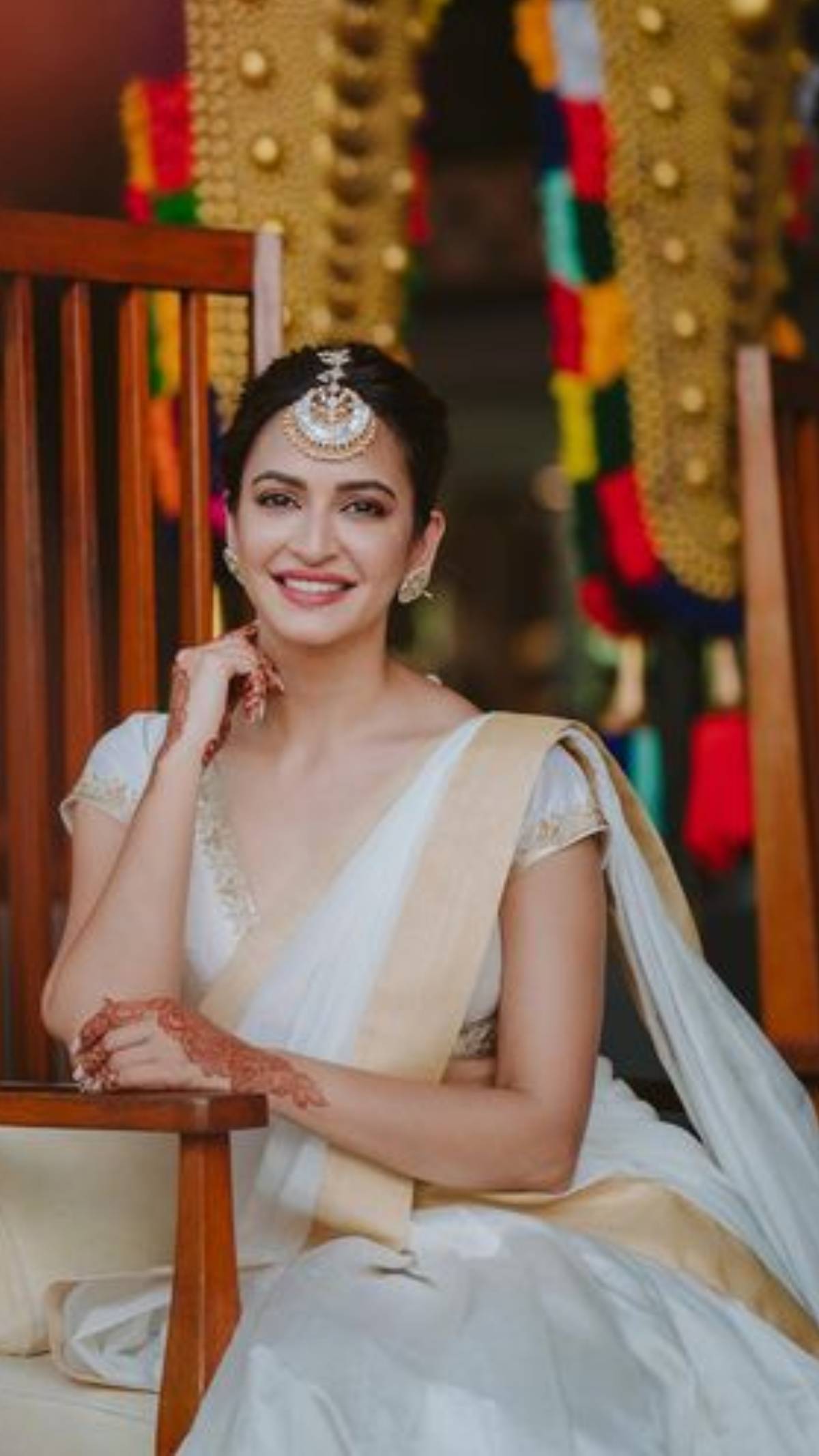 Kriti Kharbanda looks gorgeous in the white saree with a golden border