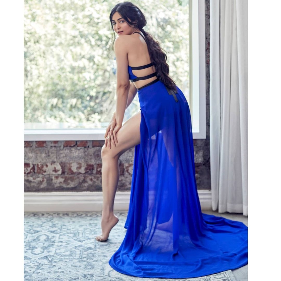 She shows off her pretty legs perfectly toned in this blue dress