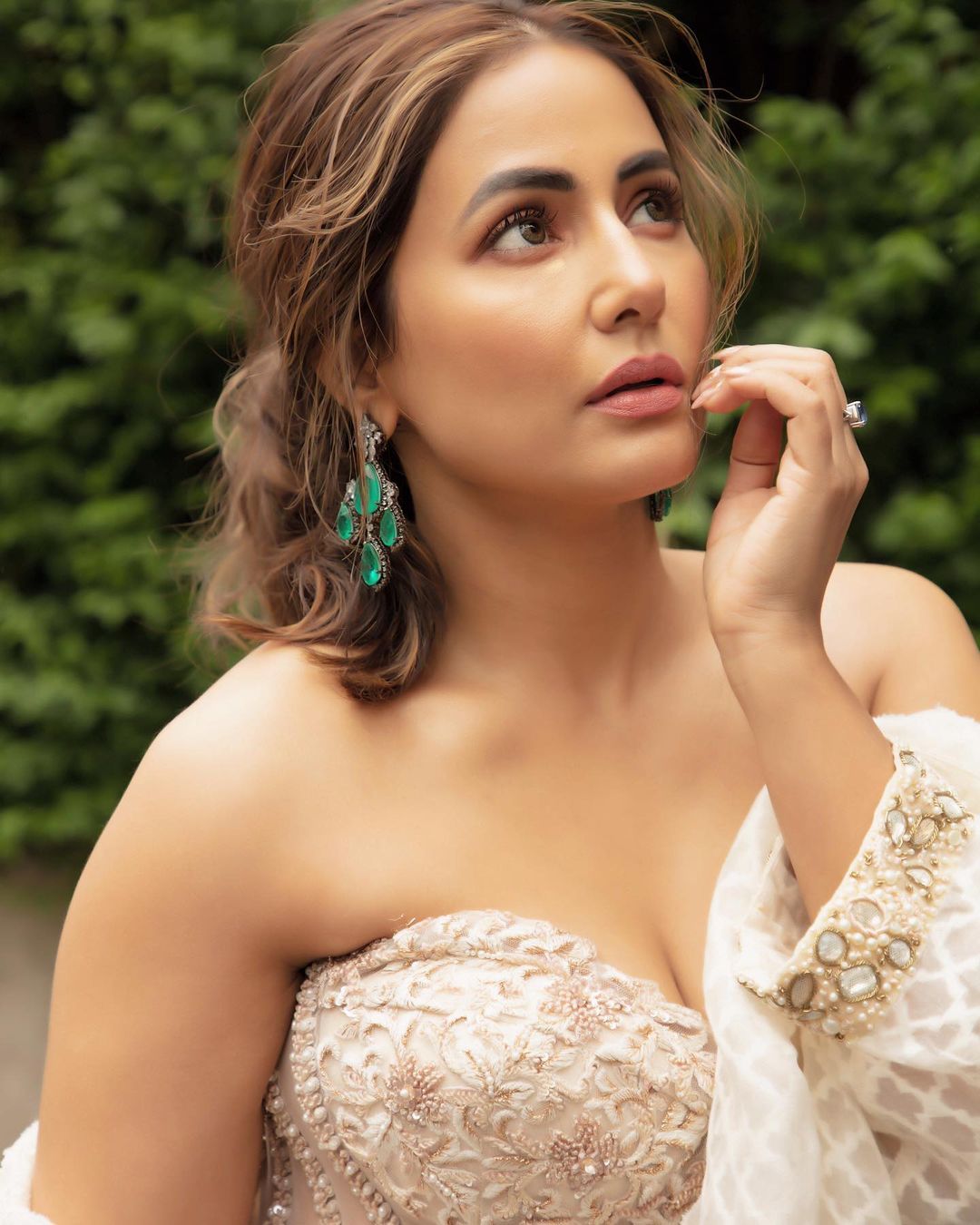 Hina Khan accessorises her look with a pair of emerald danglers