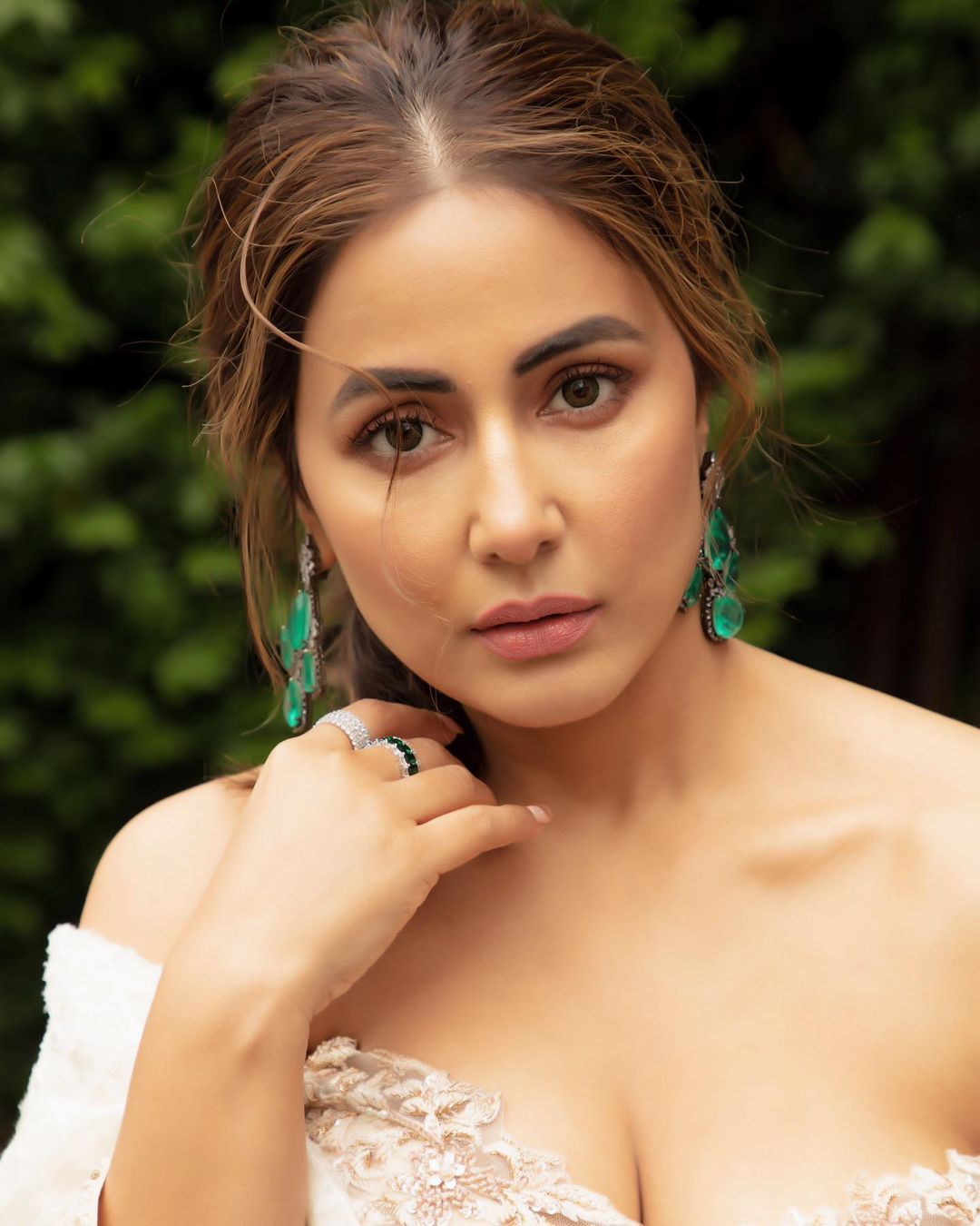 Hina Khan looks pretty in the dewy makeup and nude lips