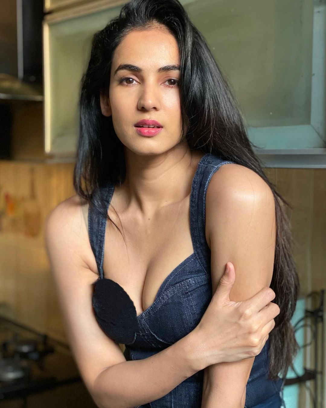 Sonal Chauhan flaunts her cleavage in a deep neck denim dress