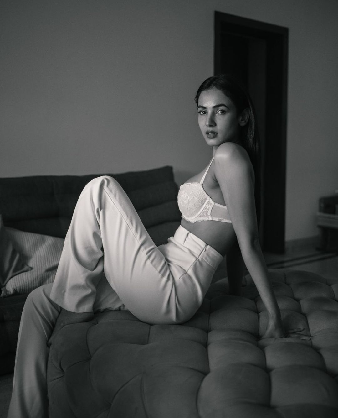 Sonal Chauhan looks hot in her brassiere in a black-and-white photo