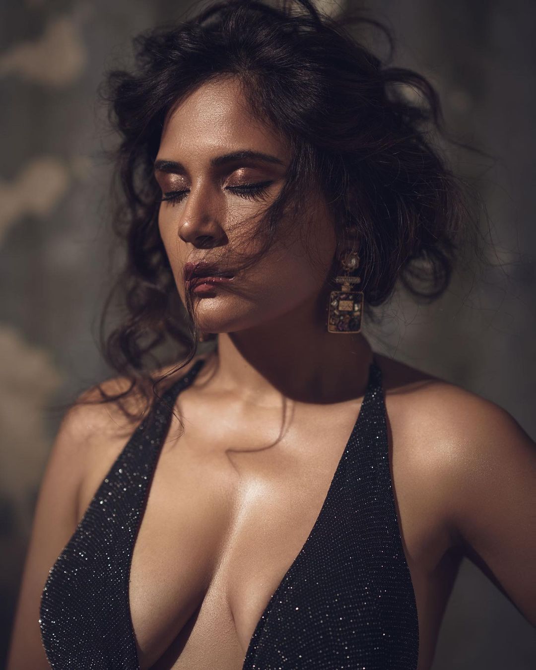 Richa Chadha looks stunning in the black outfit