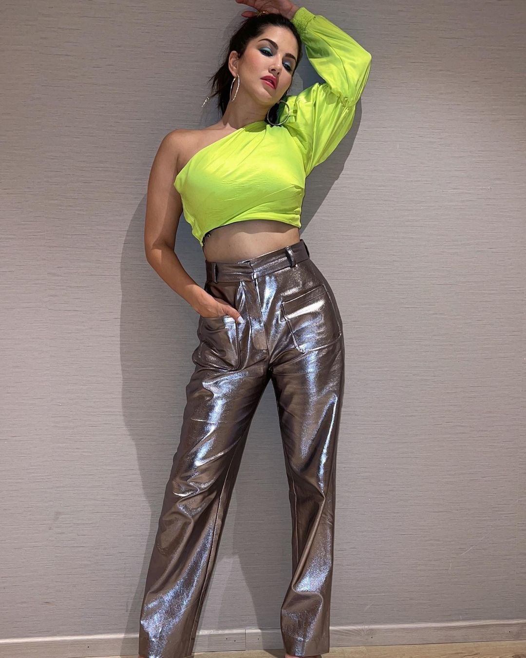 Sunny Leone looks glam in the crop top and silver metallic pants