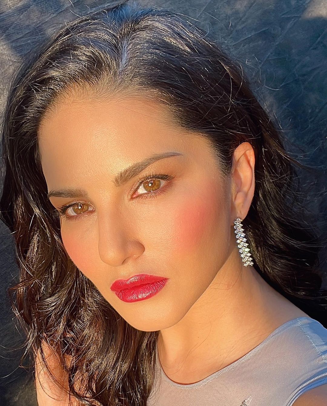 Sunny Leone looks sizzling with the red lips and blush cheeks