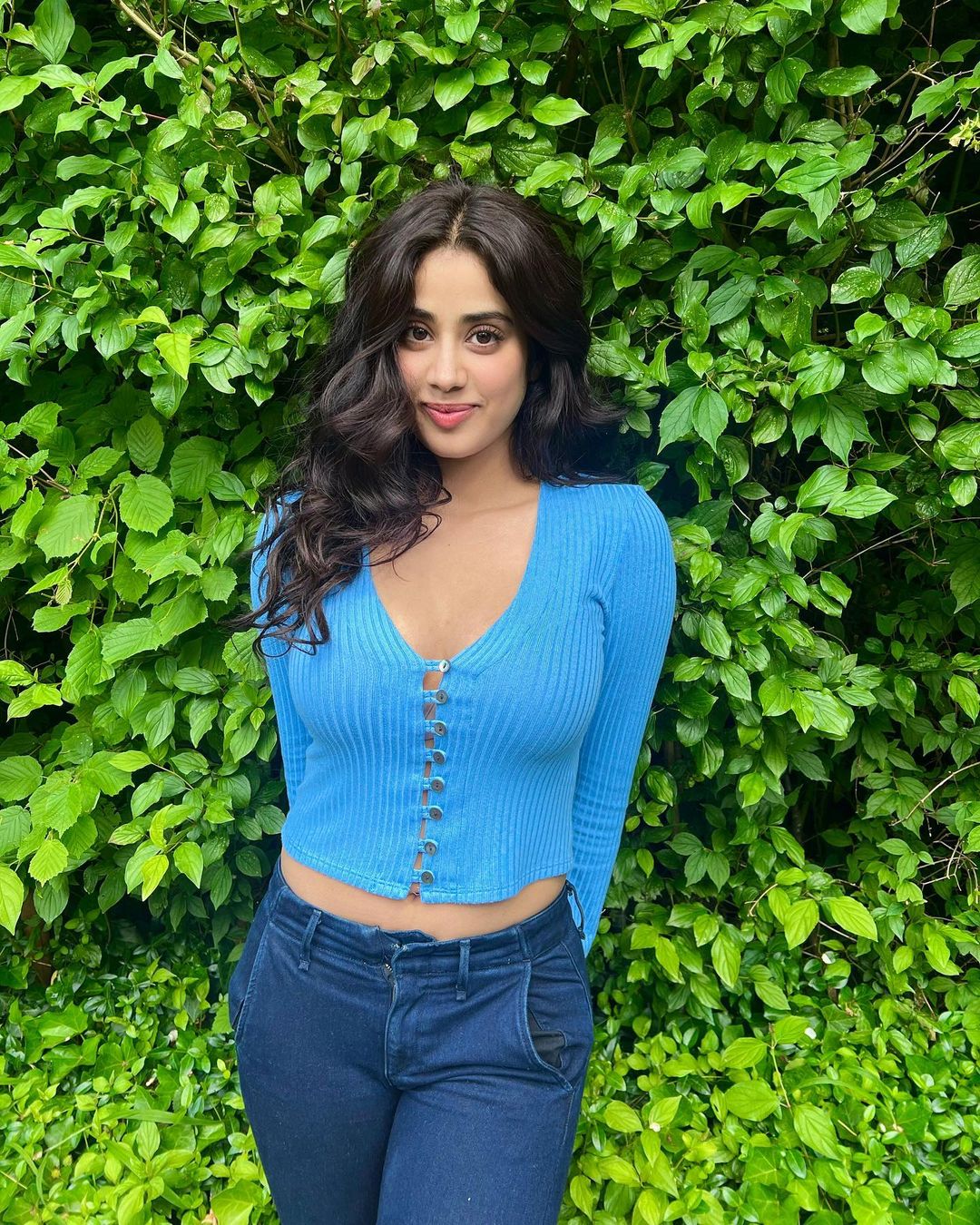 Janhvi Kapoor looks drop-dead gorgeous in the ribbed cardigan top and denims