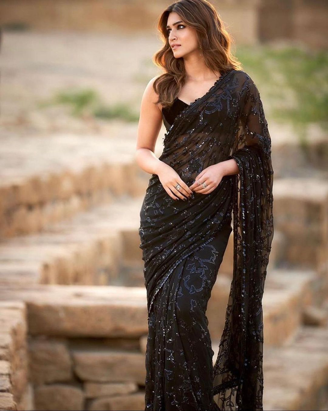 Kriti Sanon is flaunting her sensuous figure in a shimmering black saree