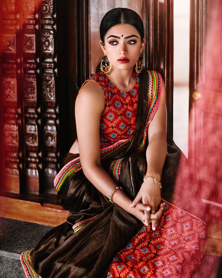 Rashmika Mandanna is a picture of grace in the handloom saree with the printed blouse
