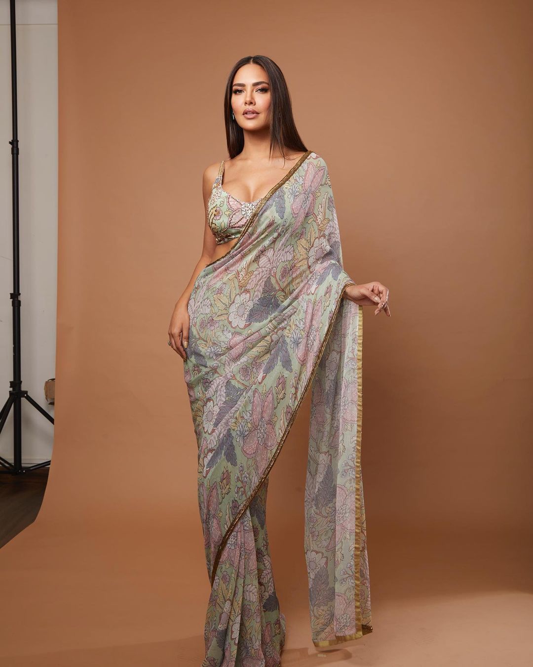 Esha Gupta looks breathtaking in the pastel-coloured printed saree