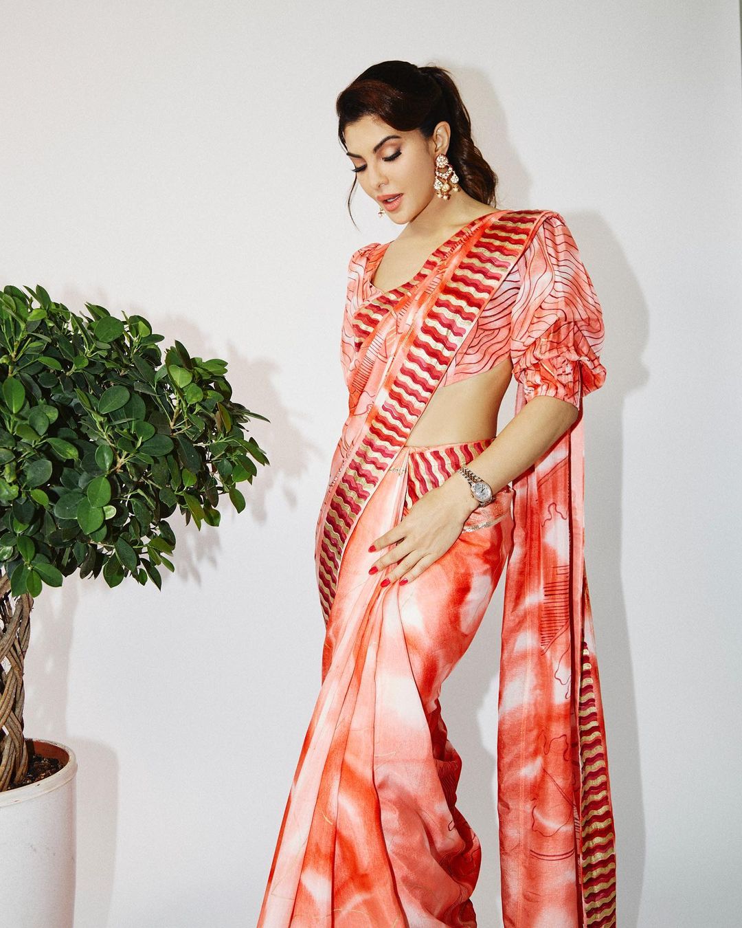 Jacqueline Fernandez looks stunning in the red printed saree