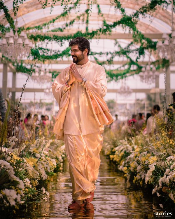 Vignesh Shivan chose an off-white kurta and dhoti with a complimenting angvastram
