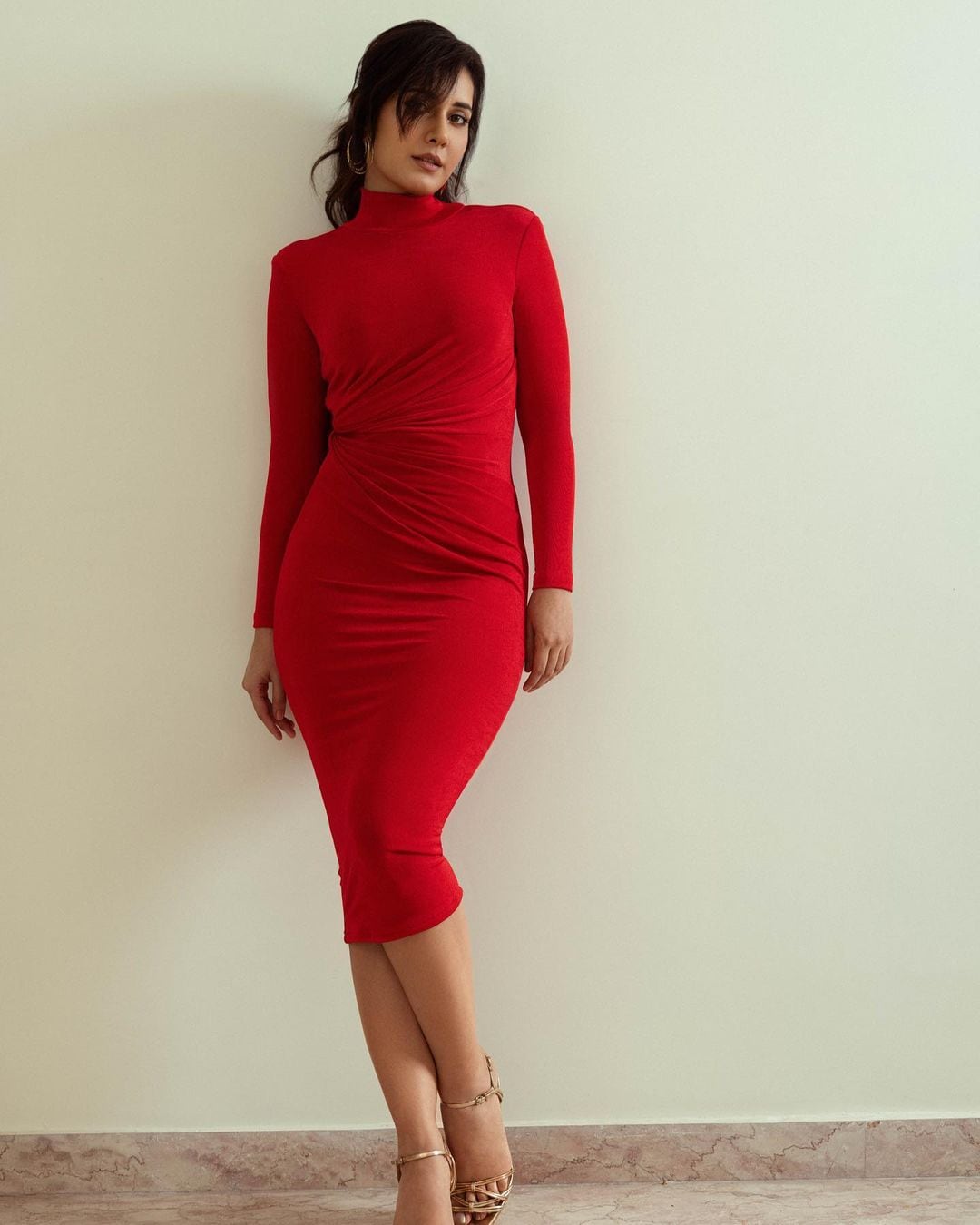 Raashii Khanna flaunts her toned body in the turtleneck dress