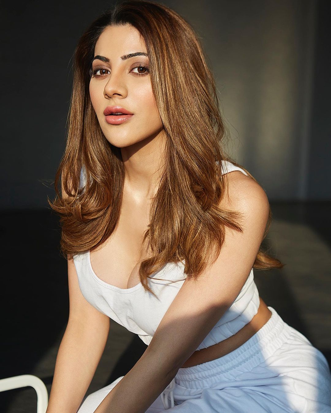 Nikki Tamboli flaunts her cleavage in the sunkissed photo