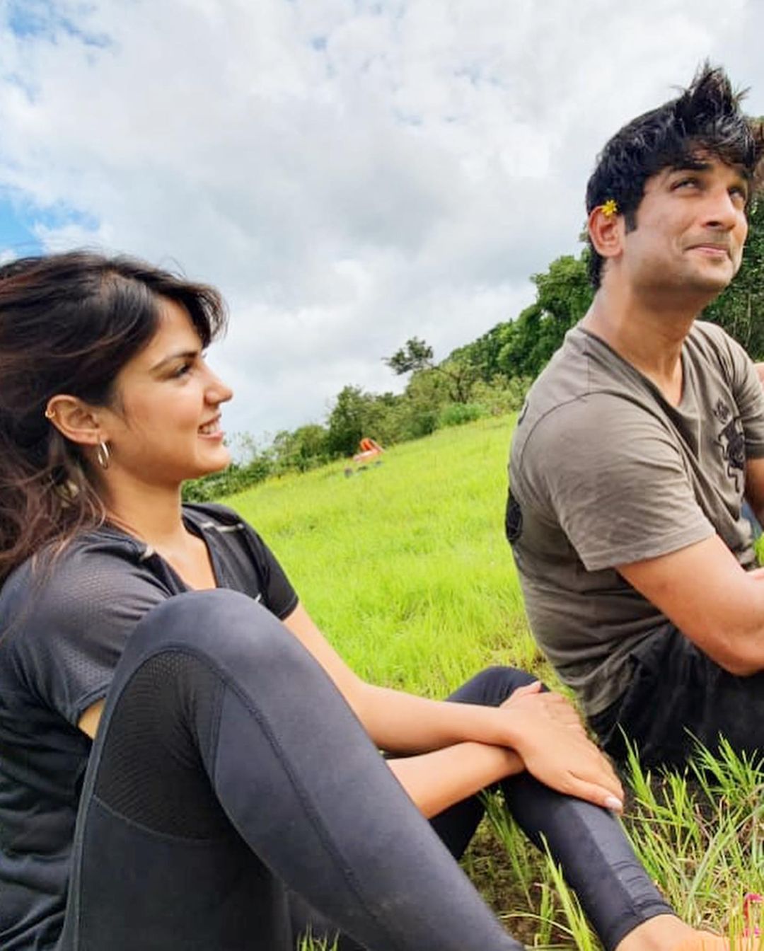 Rhea Chakraborty and Sushant Singh Rajput look happy in each other's company