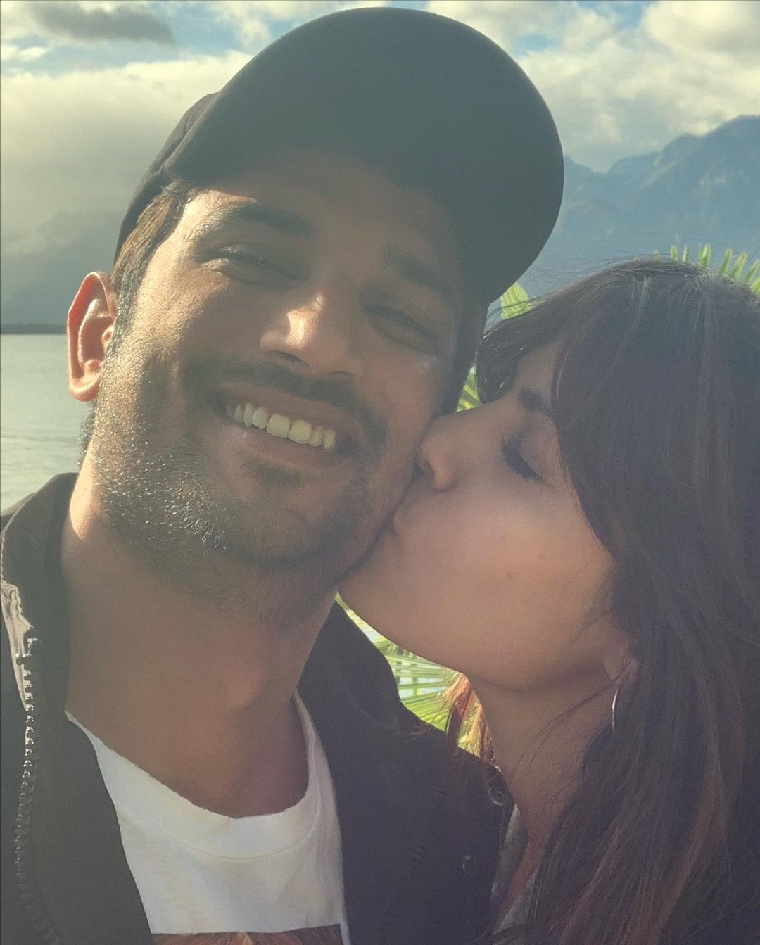 Rhea Chakraborty and Sushant Singh Rajput were in a relationship for a few years. In this image, Rhea can be seen planting a peck on SSR