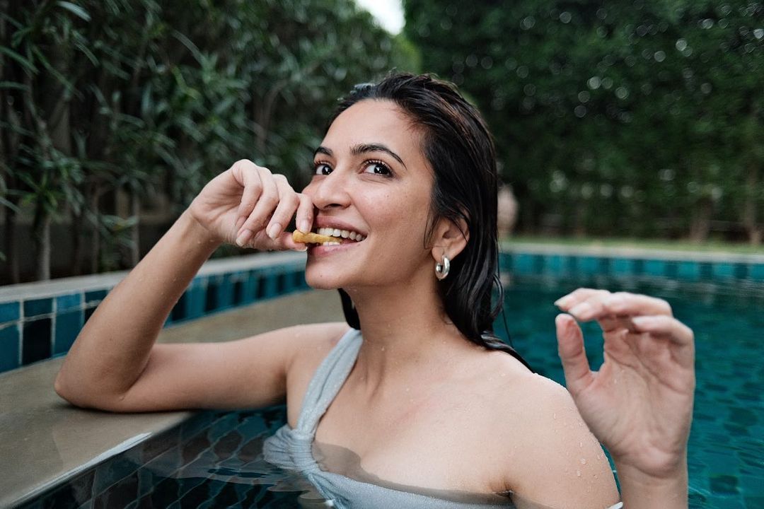 Kriti Kharbanda looks cute while enjoying French fries in the pool