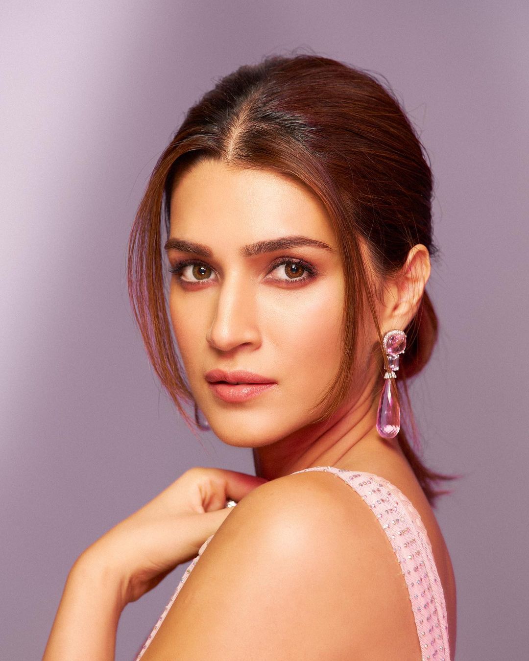 Kriti Sanon looks flawless in the barely-there makeup
