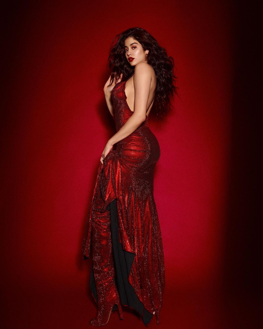 Janhvi Kapoor Looks Flaming Hot In Red Sequinned Backless Dress