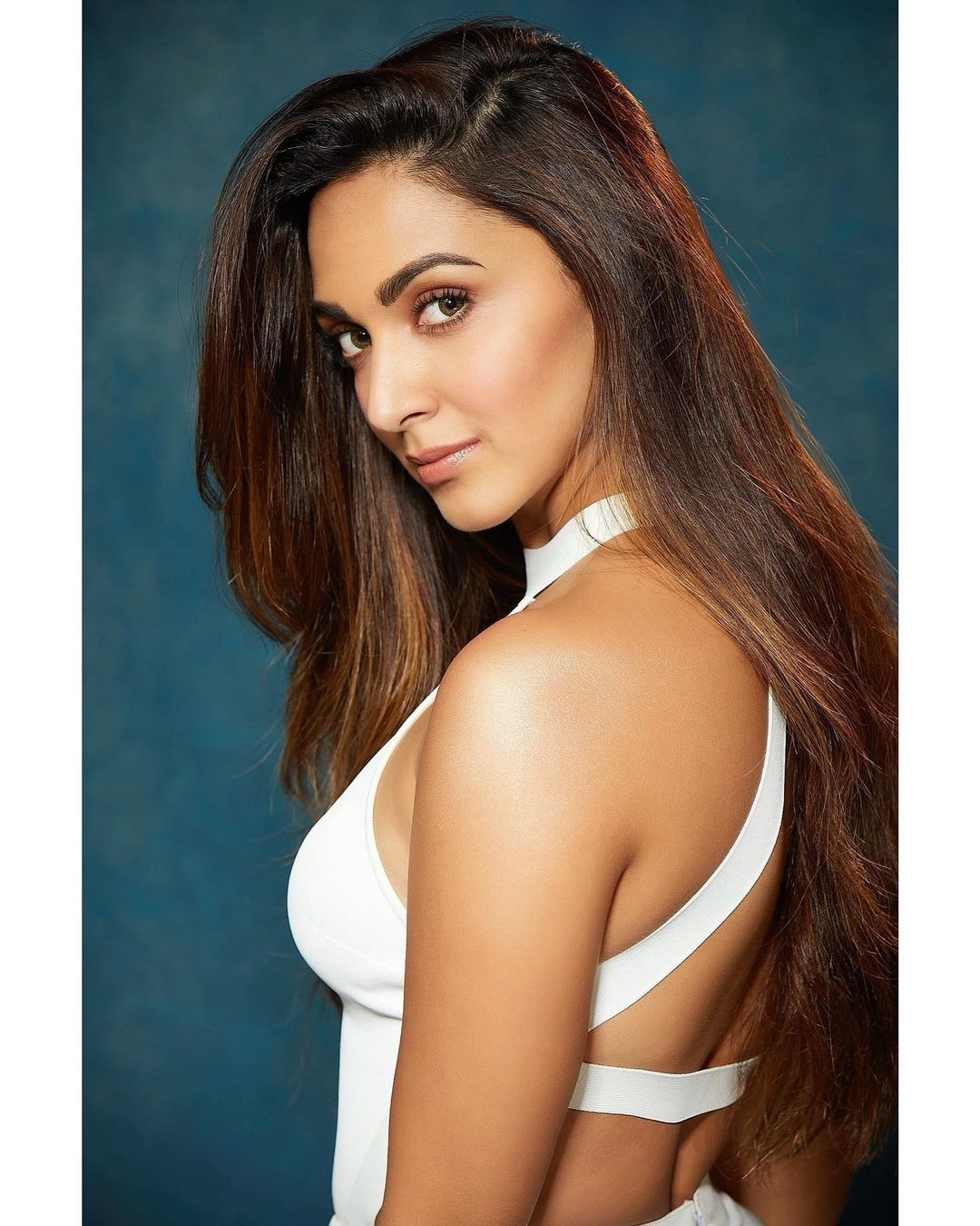 Kiara Advani looks chic in the white form-fitting outfit.