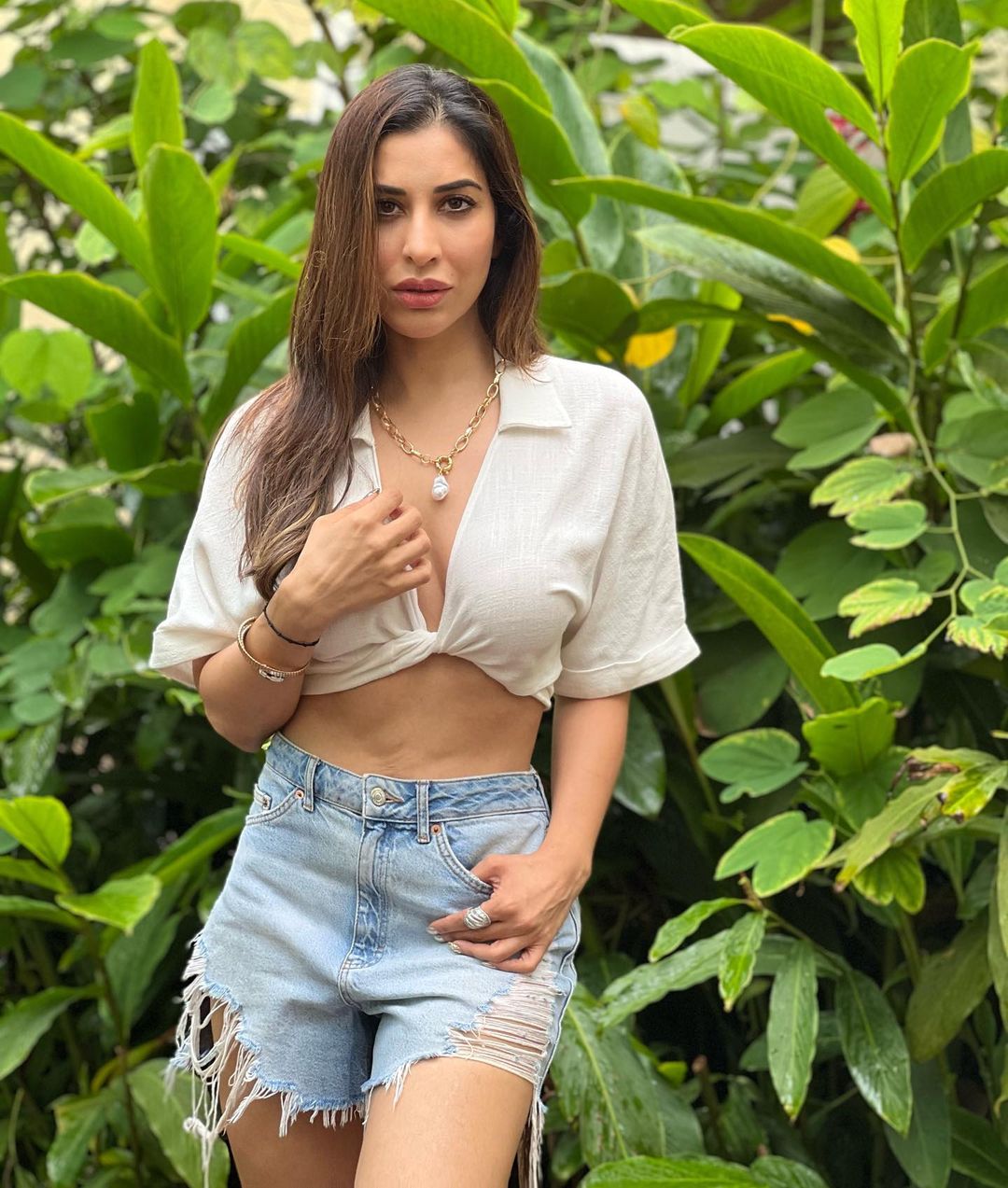 Sophie Choudry is flaunting her washboard abs in her latest photos on social media
