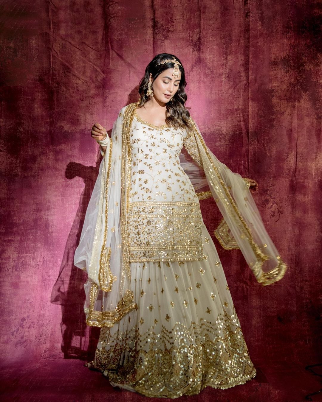 Hina Khan gives royal princess vibes in the white and golden kurta and lehenga