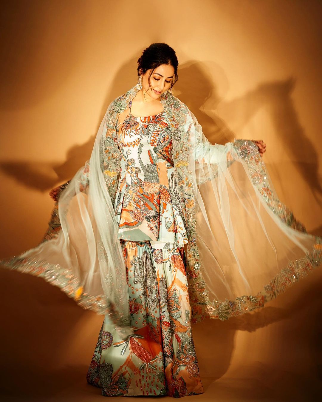 Hina Khan looks fabulous in the printed sharara set