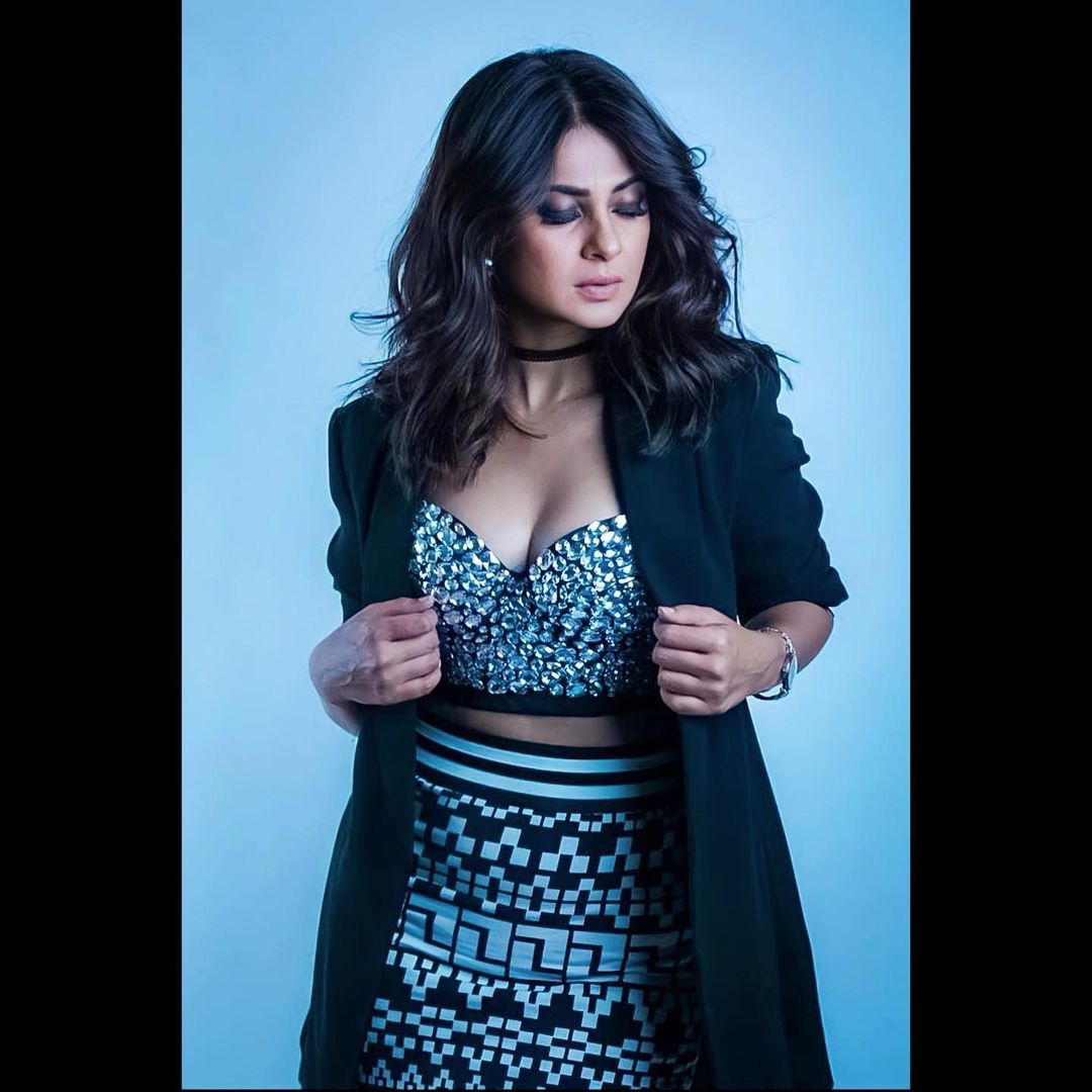 Jennifer Winget looks sexy in the co-ord skirt set and black blazer