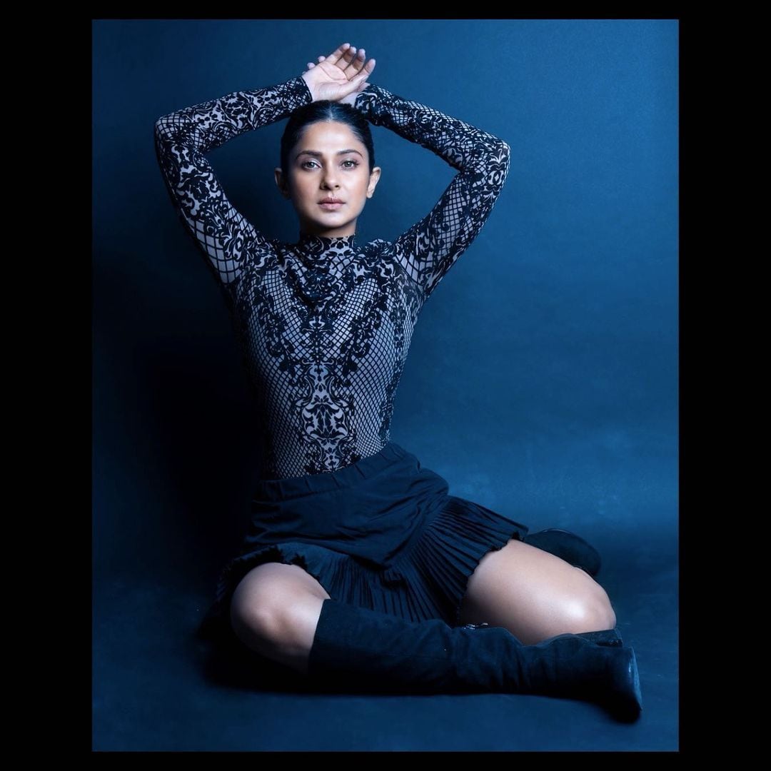 Jennifer Winget looks sizzling in the figure-hugging top and black skirt.