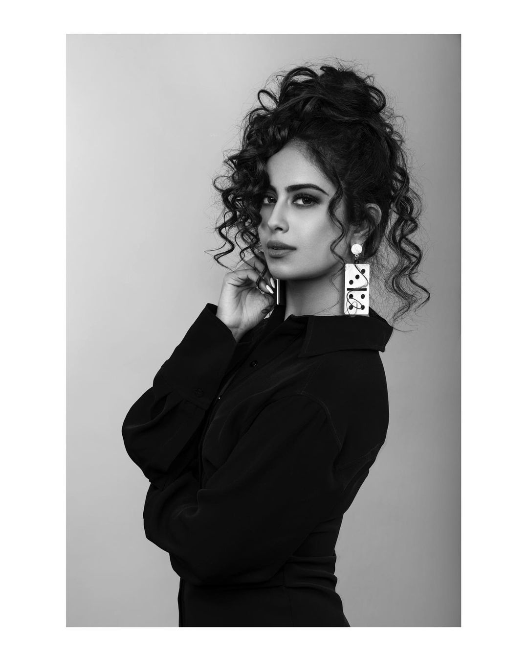 Avika Gorâ€™s sizzling look in this photograph raised the temperature on Instagram. She looks stunning in black outfit.