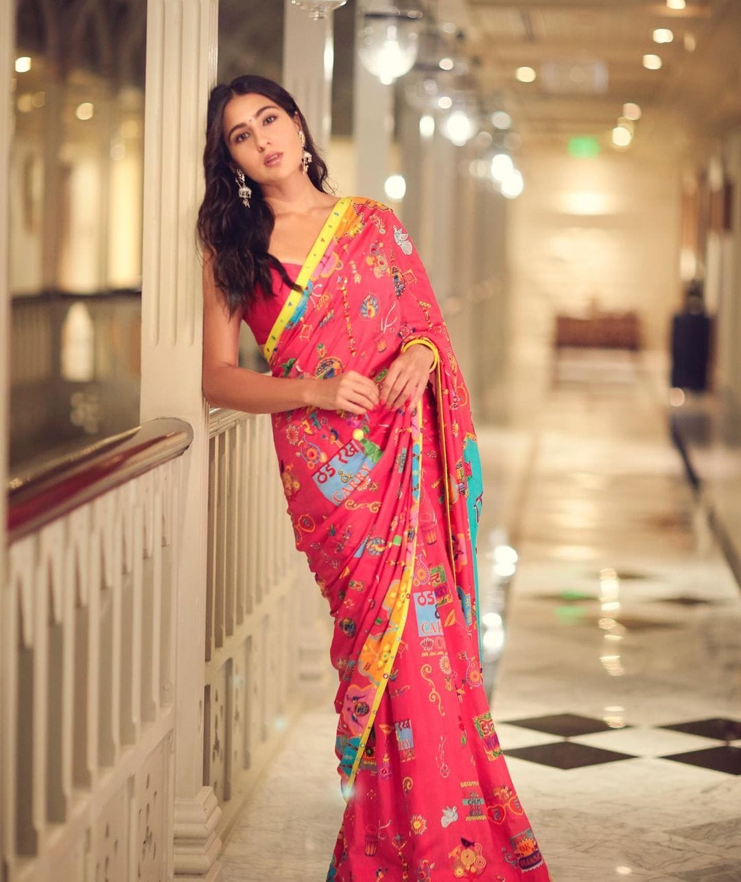 Sara Ali Khan looks pretty in the printed saree