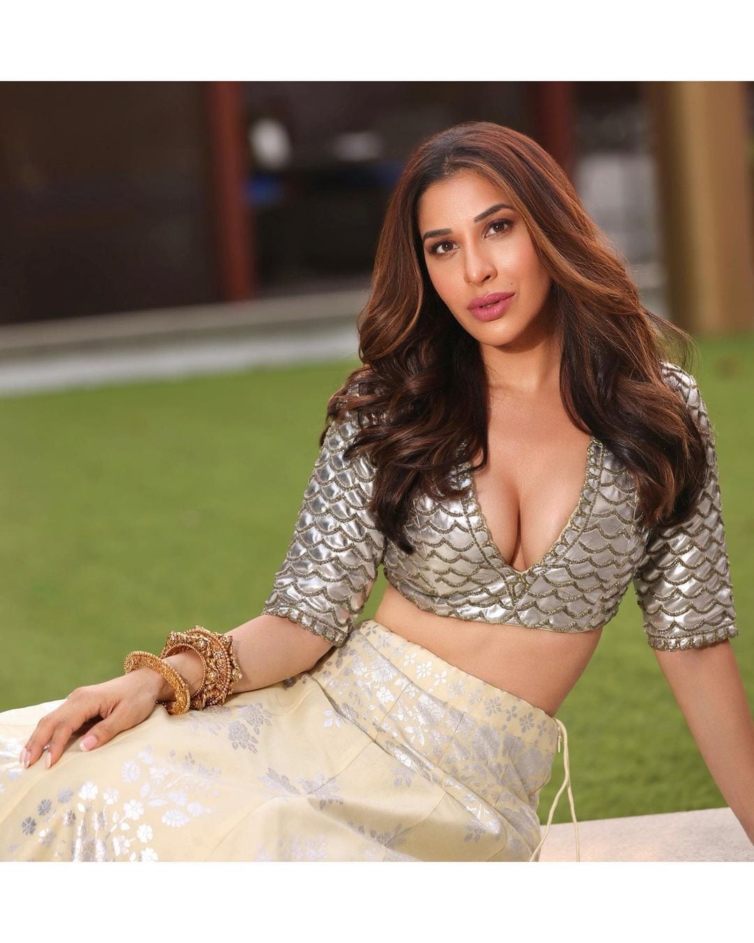 Sophie Choudry looks sizzling in the cleavage-baring blouse and off-white lehenga