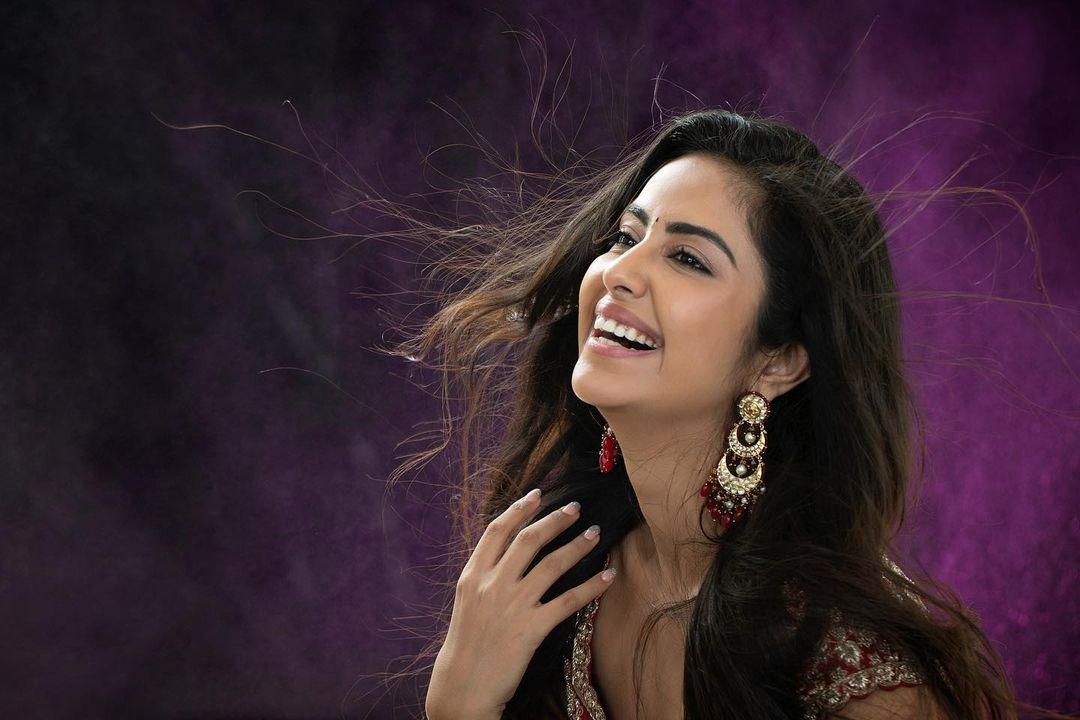 What an adorable smile! Avika always loved giving “filmy” poses for photoshoots and this picture is proof.