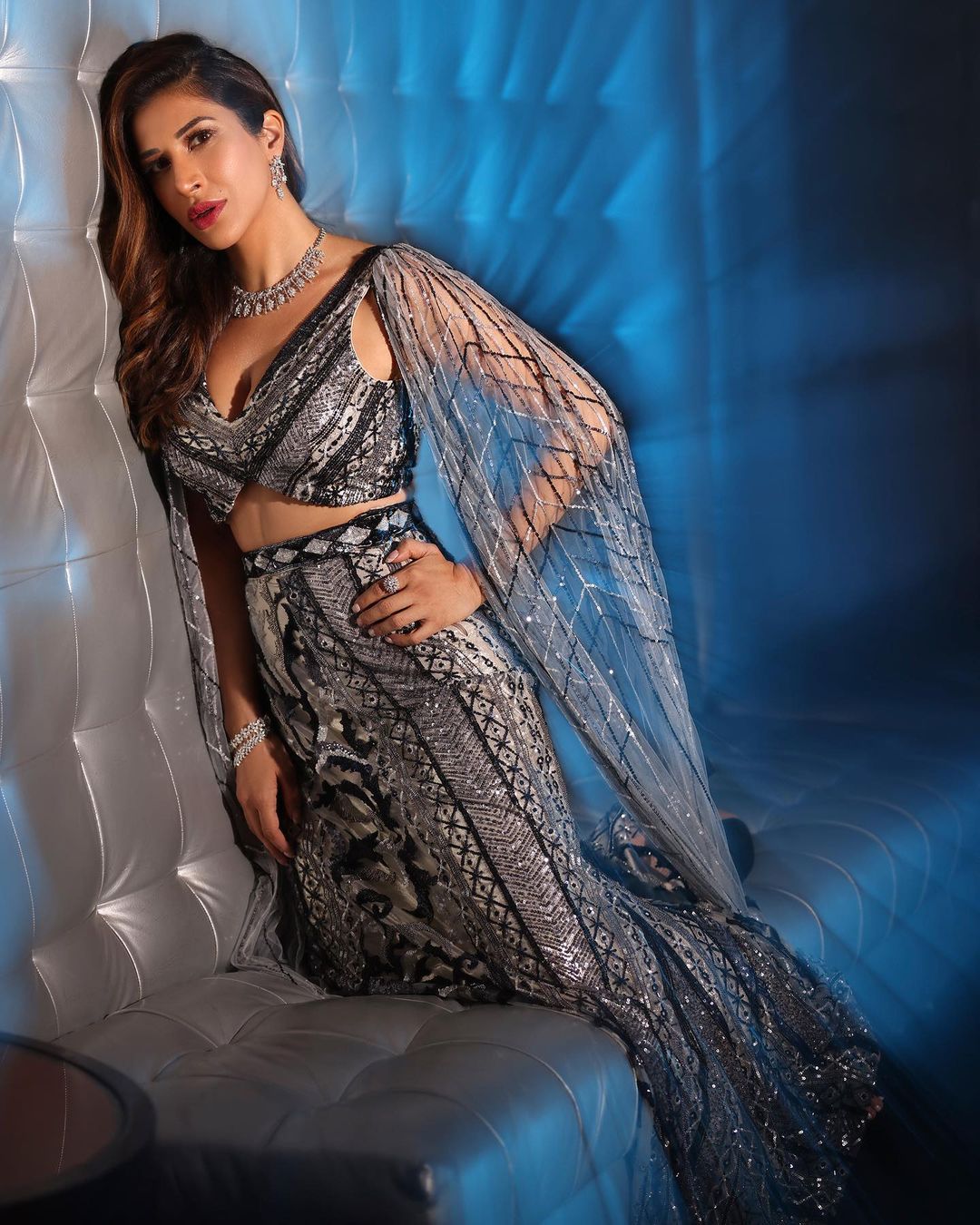 Sophie Choudry looks sizzling hot in the sequinned lehenga