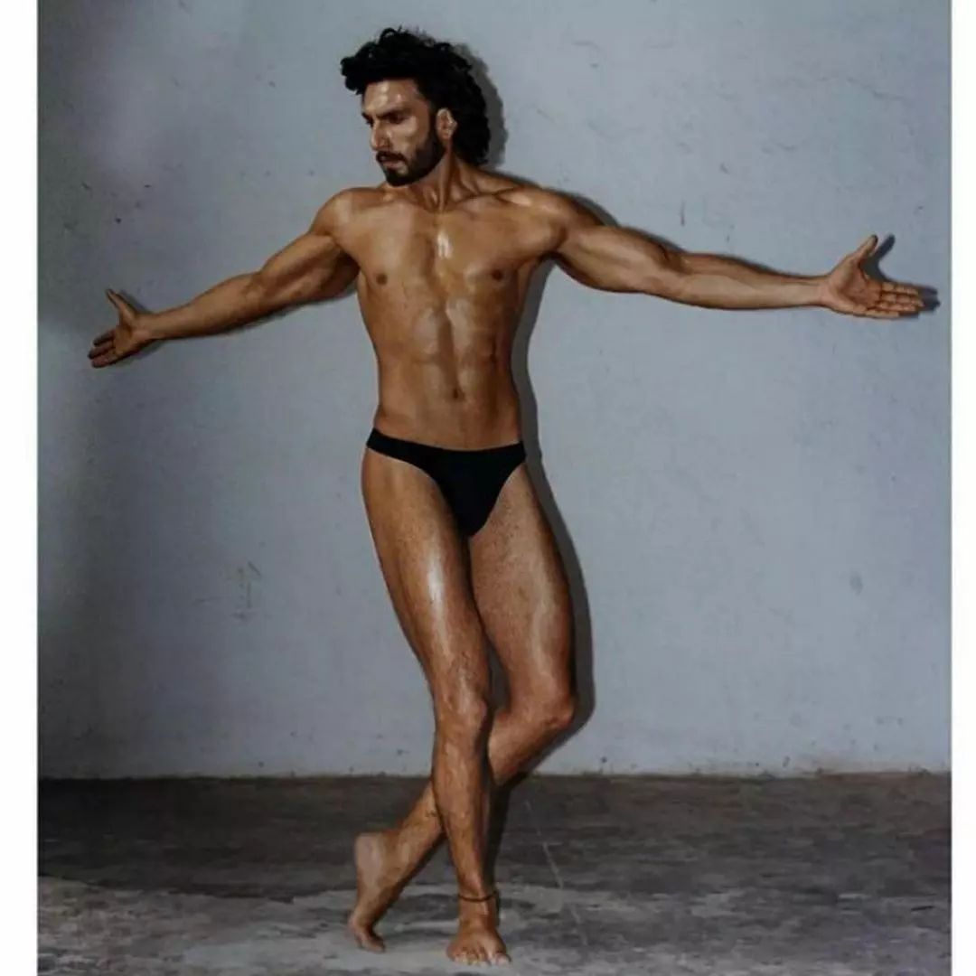 Ranveer Singh looks handsome displaying his chiselled body