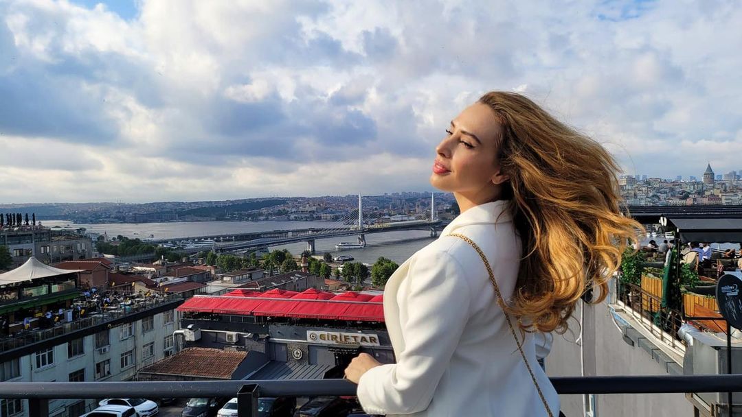 The photo captures Iuliaâ€™s beauty as well as the beautiful landscape of Istanbul.