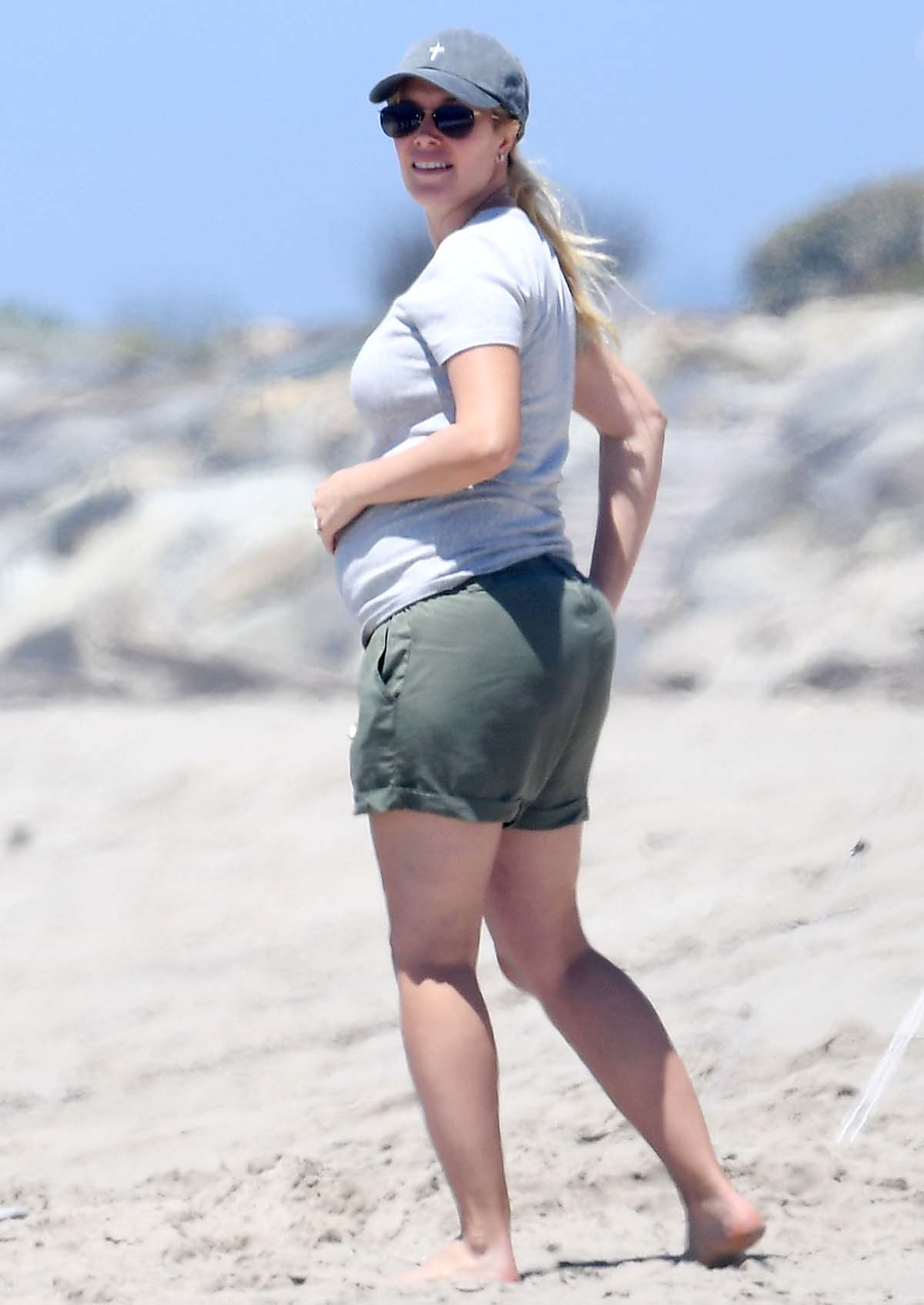 Pregnant Heidi Montag went to the beach in Los Angeles | Beach Bump